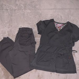 Koi scrub set in gray